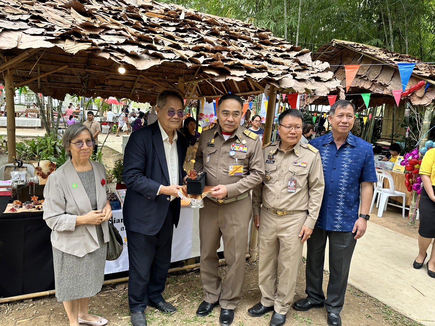 Managing Director Mr. Danai Leosawathiphong and Production Manager Mrs. Ilkay Leosawathiphong presented a crafted gold-plated Rose Stem as a souvenir to General Kampanat Ruddit, Privy Councillor, Secretary-General, and Chairman of the Executive Committee of the Royal Project Foundation, on the occasion of his visit to the company's booth at the event.