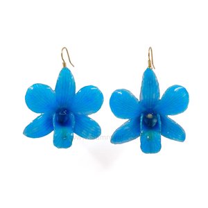 Fish hook earrings of real Dendrobium orchid. Jewelry in Thailand. Jewelry in Chiang mai. Royal Orchid Collection jewelry.