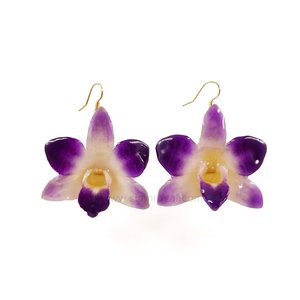 Fish hook earrings of real Dendrobium orchid. Jewelry in Thailand. Jewelry in Chiang mai. Royal Orchid Collection jewelry.