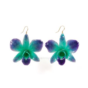 Royal Orchid Collection Jewelry, Real Dendrobium orchid fish hook earrings. Jewelry in Thailand. Jewelry in Chiang mai.