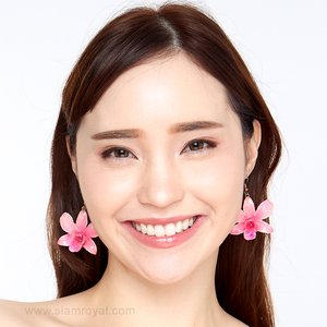Fish hook earrings of real Dendrobium orchid. Jewelry in Thailand. Jewelry in Chiang mai. Royal Orchid Collection jewelry.
