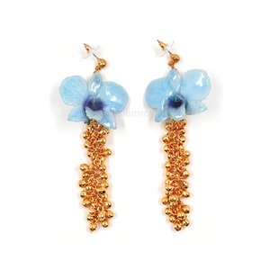 Earrings of real Dendrobium orchid & gold plated peppercorns. Jewelry in Thailand. Jewelry in Chiang mai. Royal Orchid Collection jewelry.