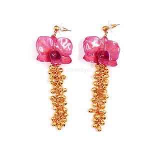 Fish hook earrings of real Dendrobium orchid & gold plated peppercorns. Jewelry in Thailand. Jewelry in Chiang mai. Royal Orchid Collection jewelry.
