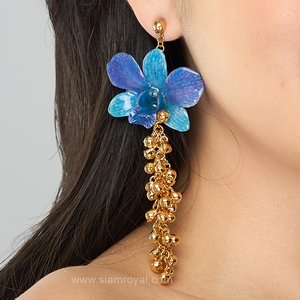 Fish hook earrings of real Dendrobium orchid & gold plated peppercorns. Jewelry in Thailand. Jewelry in Chiang mai. Royal Orchid Collection jewelry.